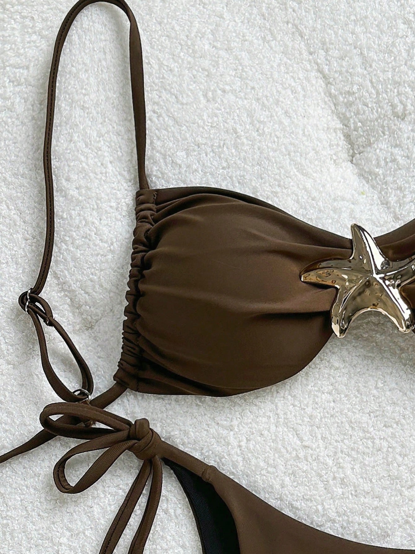 Conjunto de Biquíni com Nó Lateral e Detalhe de Anel