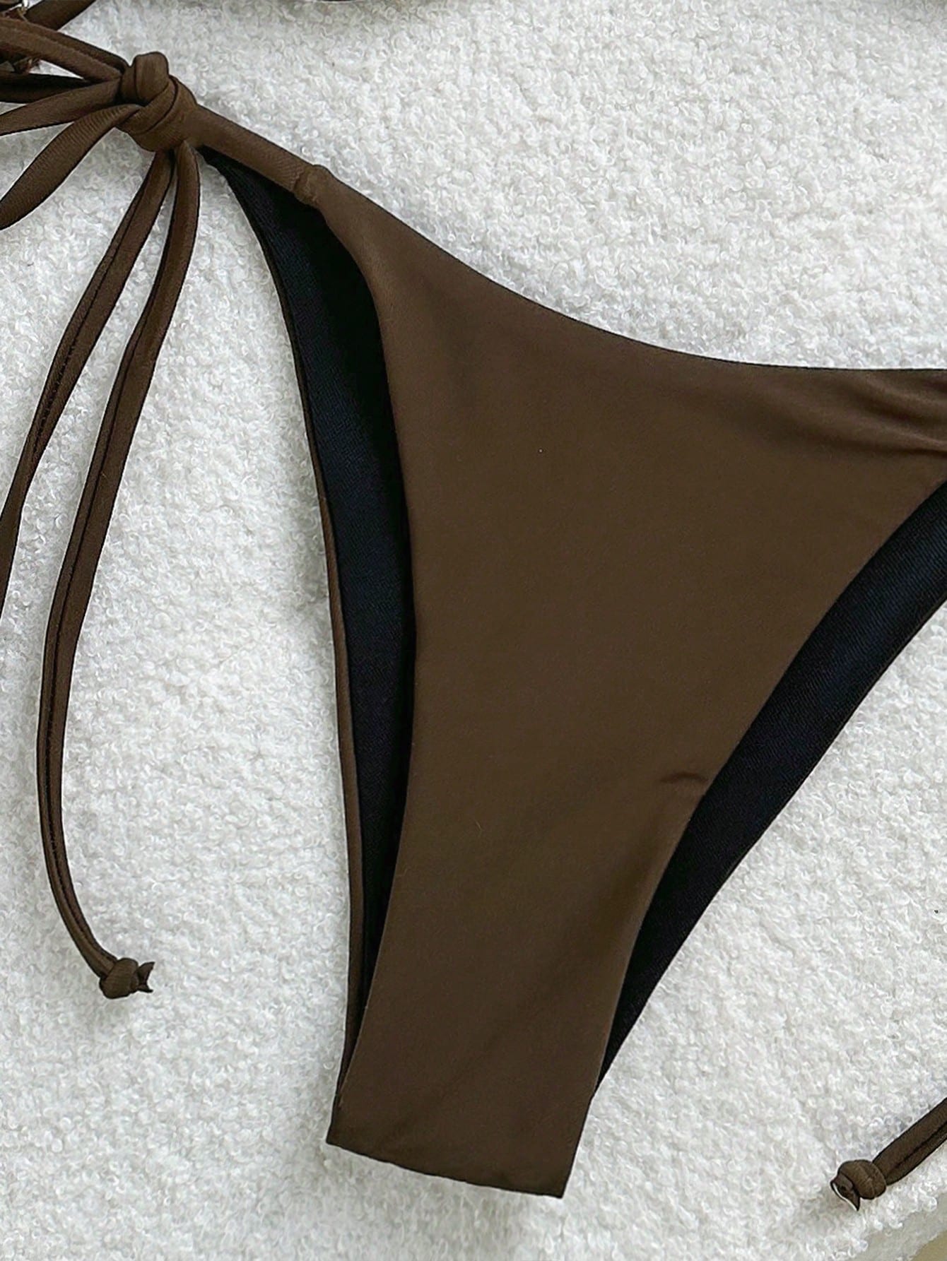 Conjunto de Biquíni com Nó Lateral e Detalhe de Anel