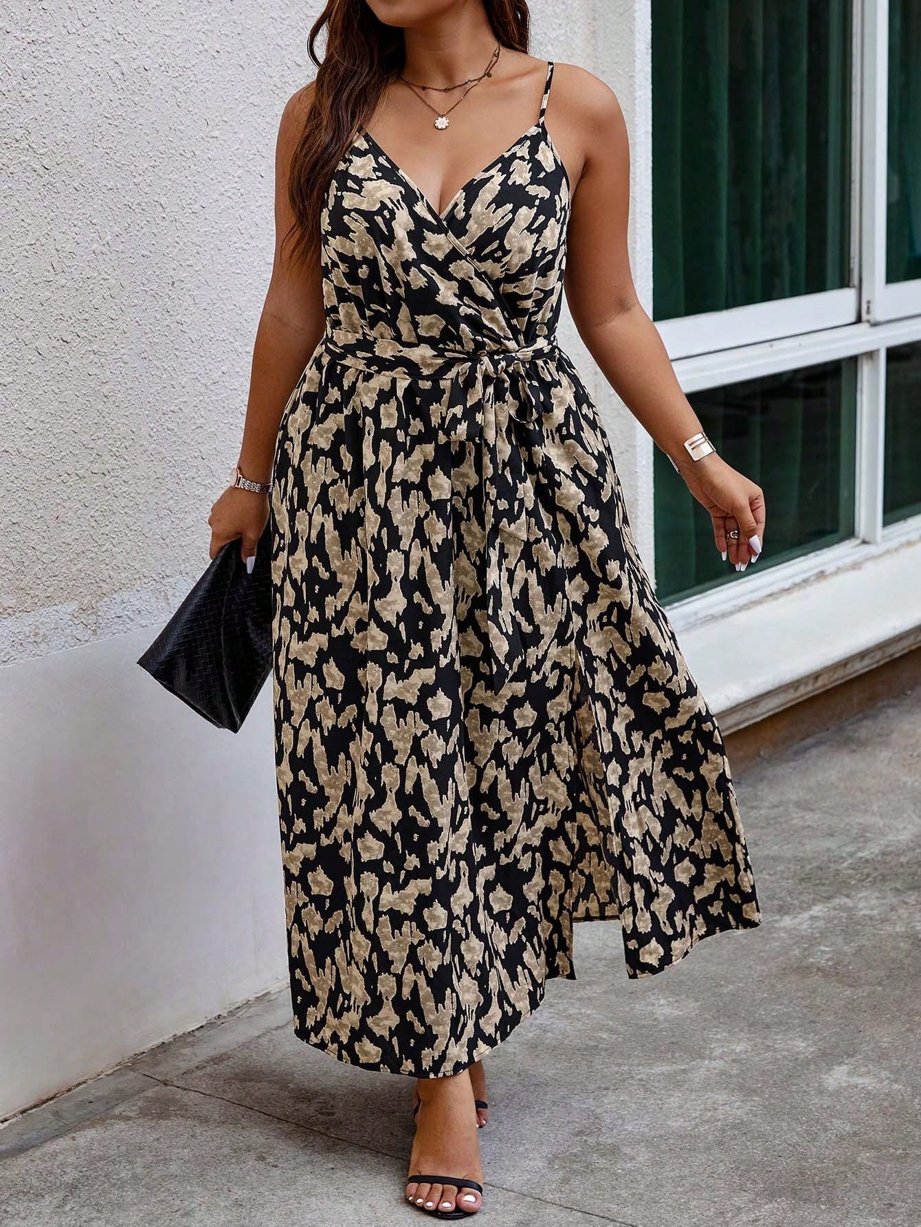 Vestido Casual Plus Size Preto com Cinto Cruzado e Fenda Lateral