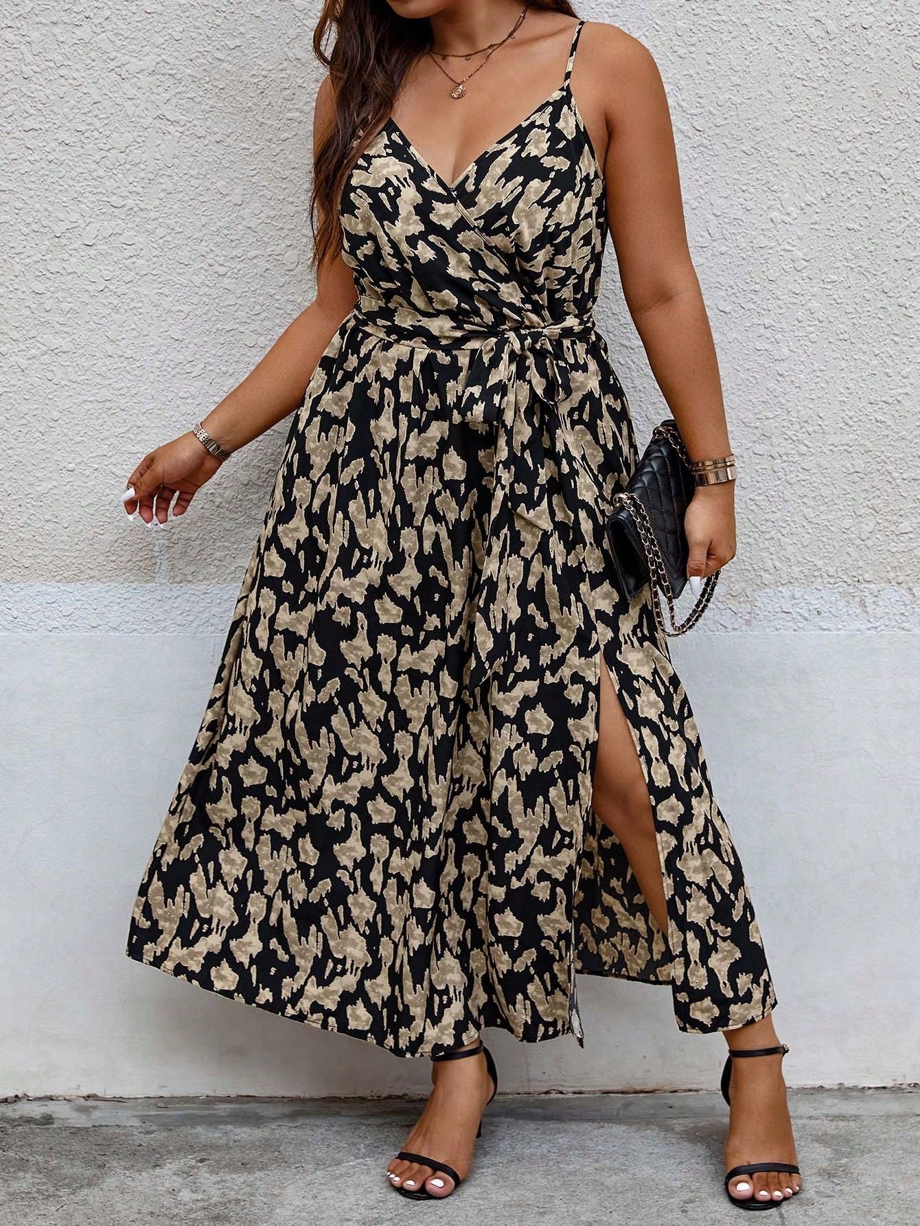 Vestido Casual Plus Size Preto com Cinto Cruzado e Fenda Lateral