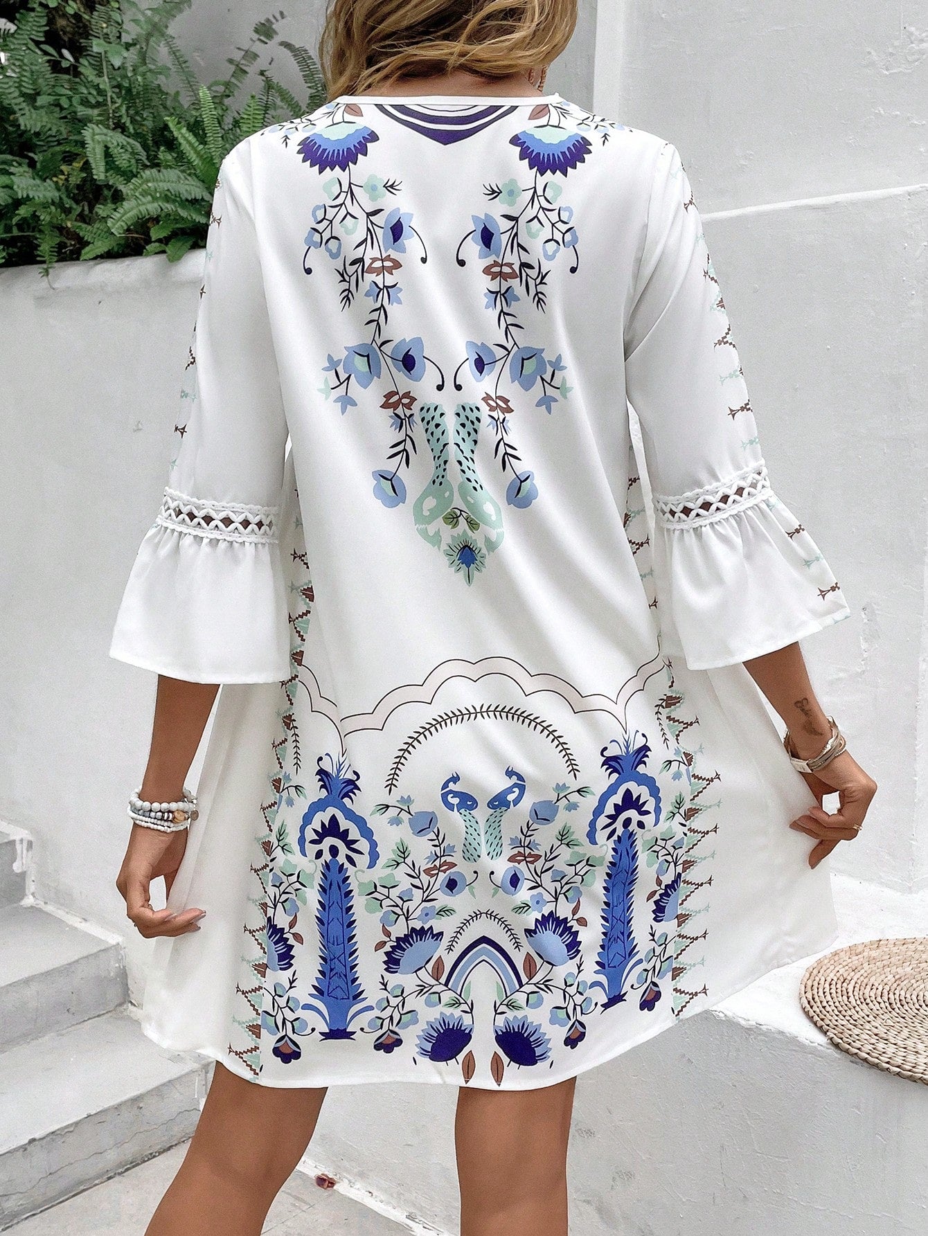 Vestido com Bainha de Renda e Estampa Elegante