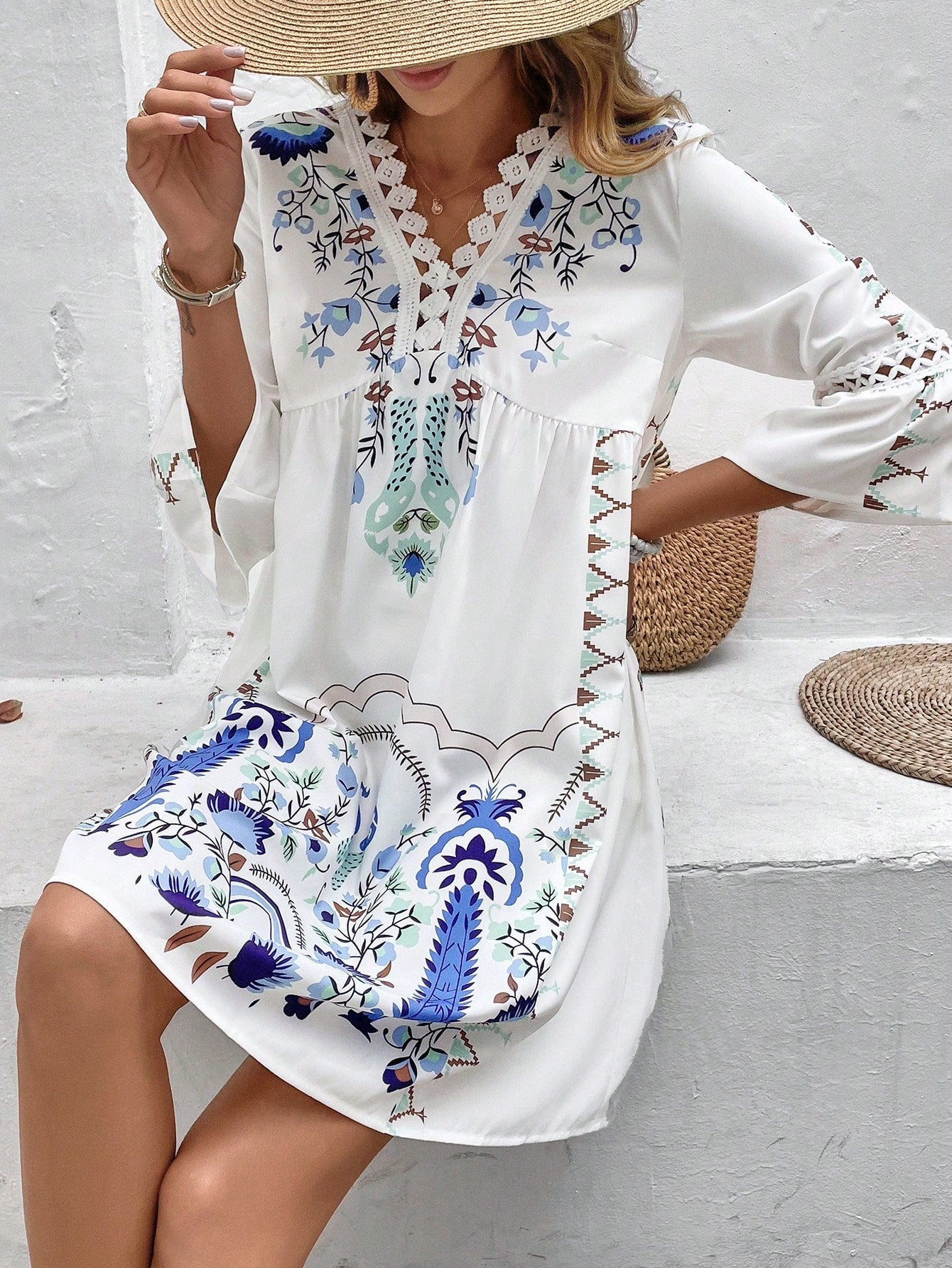 Vestido com Bainha de Renda e Estampa Elegante