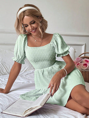 Vestido de Bolinhas com Babado