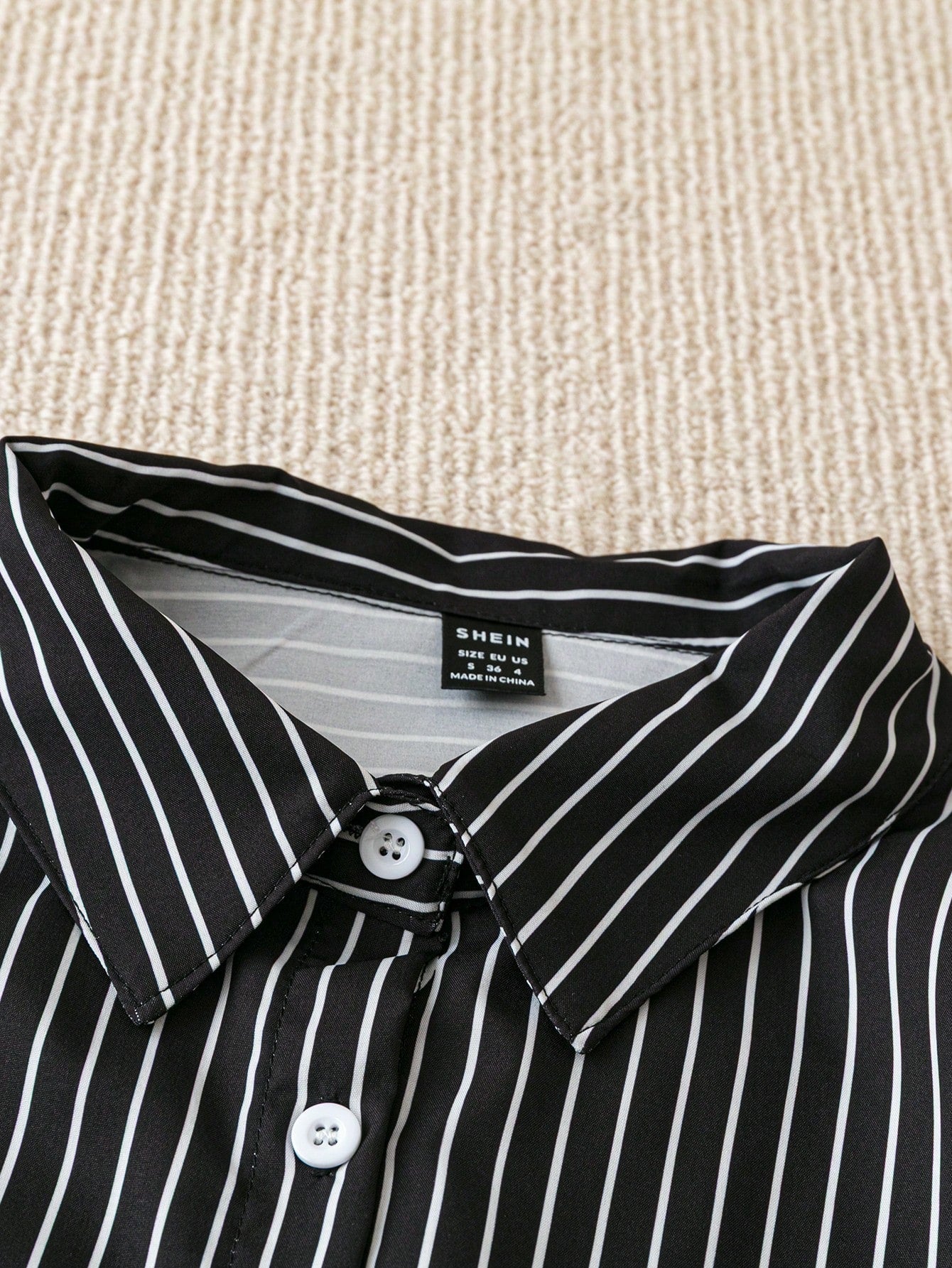 Camisa Listrada Com Flores