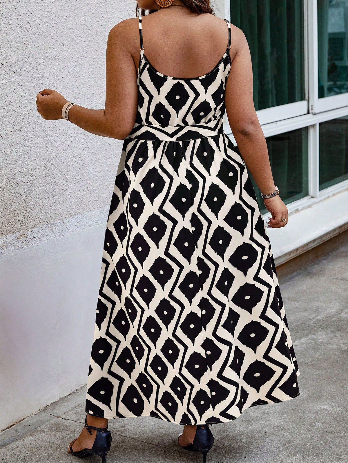 Vestido Casual Plus Size Preto com Cinto Cruzado e Fenda Lateral